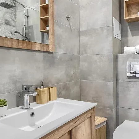 Corolla Swietokrzyska 30 - Metro, Palac Kultury I Nauki * Varsavia